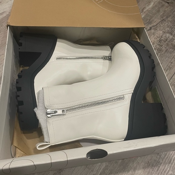NIB White UO Zip Up Boots. Sz 8 - Picture 2 of 4